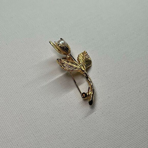 Vintage Gold-tone Flower Brooch w/ Faux Pearl - Picture 2 of 5